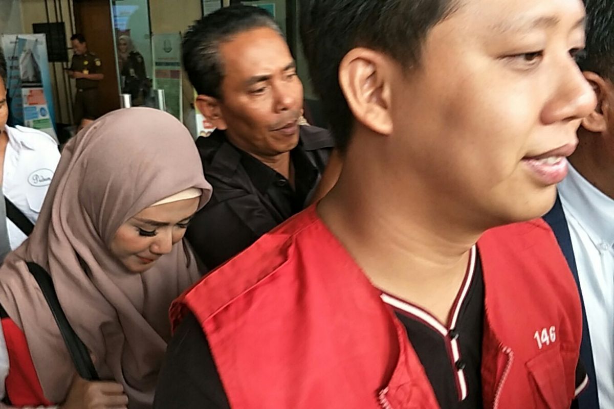 Pablo Benua, Rey Utami, dan Galih Ginanjar (terhalang), kenakan rompi tahanan usai diperiksa di Kejaksaan Negeri Jakarta Selatan kawasan Tanjung Barat, JaKamis (24/10/2019).