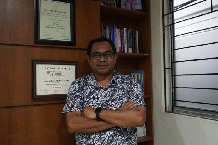 Dosen Program Pascasarjana Magister dan Doktor Sosiologi Agama, Fakultas Teologi, Universitas Kristen Satya Wacana (UKSW) Izak Y. M. Lattu raih Peringkat I Academic Leader Bidang Sosial Humaniora dalam Program Anugerah Academic Leaders Tahun 2024 Tingkat Lembaga Layanan Pendidikan Tinggi (LLDIKTI) VI - Jawa Tengah.