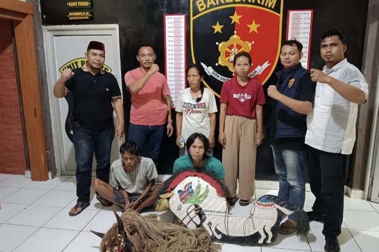 Satu keluarga tersangka pemerkosaan gadis SMP di Musi Rawas, Sumatera Selatan saat ditangkap polisi, Kamis (6/6/2024).