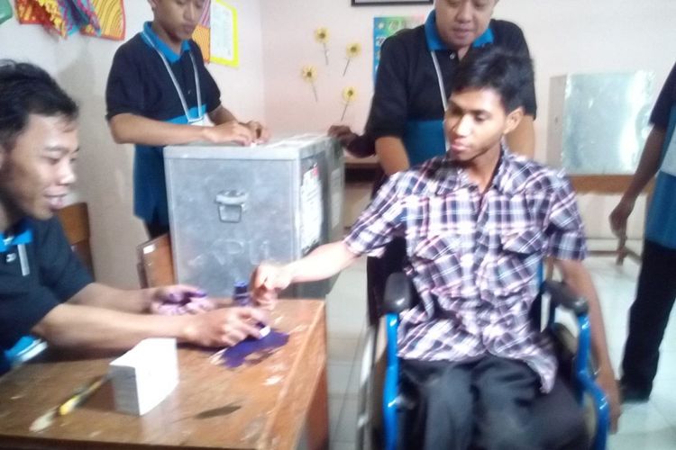 Muhammad Arif (32), adalah satu di antara kaum disabilitas yang ikut berpartisipasi dalam pesta demokrasi tahun ini di TPS Desa Krandon, Kecamatan Kudus, Kabupaten Kudus, Jateng, Rabu (27/6/2018).?