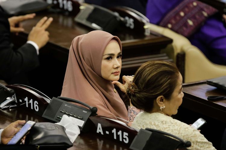 Anggota DPR RI Mulan Jameela hadir saat pelantikan Presiden dan Wakil Presiden RI di Gedung DPR/MPR, Jakarta, Minggu (20/10/2019). Jokowi dan Maruf Amin sebagai Presiden dan Wakil Presiden masa jabatan 2019-2024.