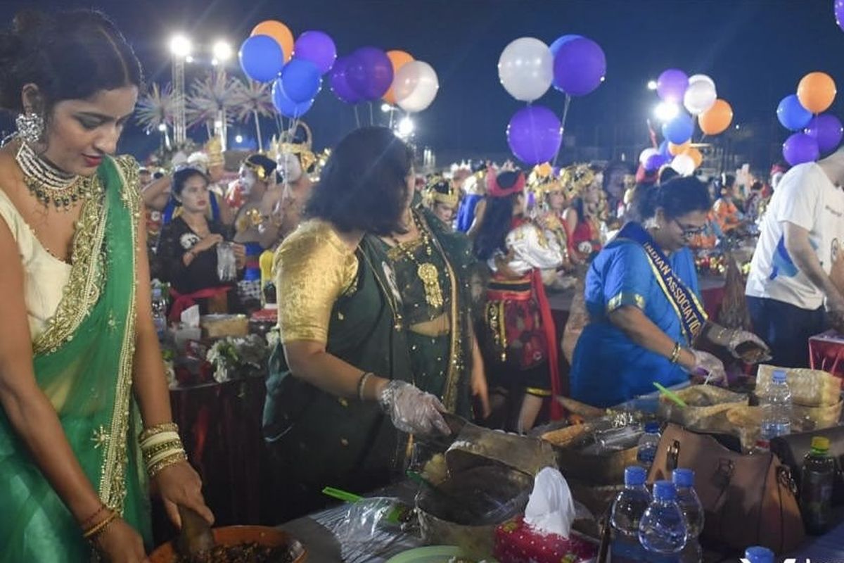 Sajian rujak peserta asal India dalam gelaran Festival Rujak Uleg 2025 di Surabaya Expo Center, Sabtu (17/5/2025) 