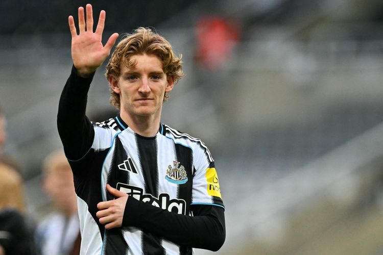 Penyerang sayap Newcastle United, Anthony Gordon, melambaikan tangan kepada para pendukung setelah pertandingan antara Newcastle United dan West Ham United di St James Park di Newcastle-upon-Tyne, timur laut Inggris pada 17 Mei 2026.