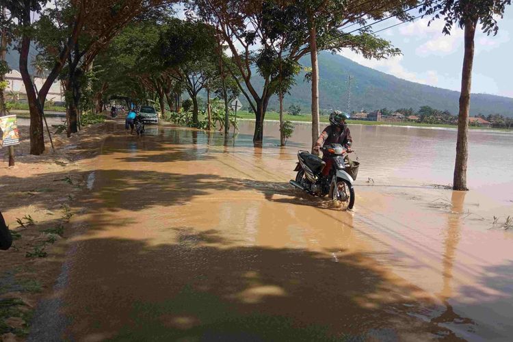 Akibat nekat melintasi Jalan Salatiga-Ambarawa yang banjir, sepeda motor mogok.