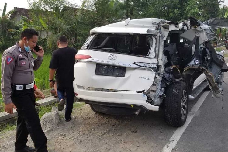 Mobil Kadinkes Ngawi, dr Yudono terlibat kecelakaan beruntun dii Jalan Raya Ngawi-Caruban KM 20-21 dari Ngawi, tepatnya Desa Puhti, Kecamatan Karangjati. Korban yang mengendarai mobil Fortuner bersama istri dan kedua anaknya selamat.