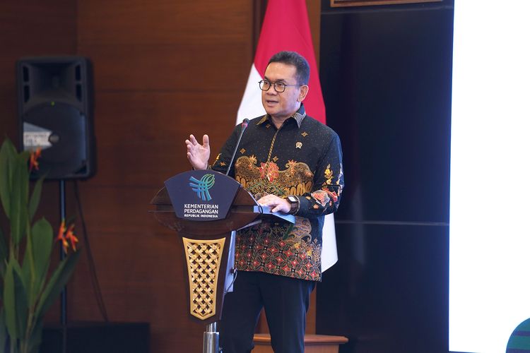 Menteri Perdagangan (Mendag) Budi Santoso (Busan) dalam penandatanganan MoU antara Kementerian Perdagangan (Kemendag) dan PT Rumah Mebel Nusantara (IKEA Indonesia) di Auditorium Kementerian Perdagangan, Jakarta, Rabu (4/6/2025).