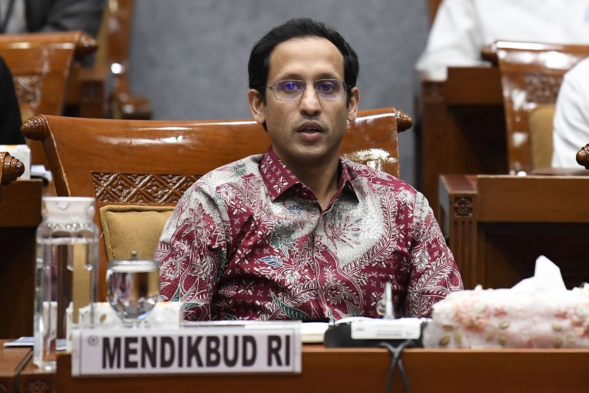 Menteri Pendidikan dan Kebudayaan Nadiem Makarim mengikuti rapat kerja dengan Komisi X DPR di Kompleks Parlemen Senayan, Jakarta, Kamis (12/12/2019). Rapat kerja tersebut membahas sistem zonasi dan Ujian Nasional (UN) tahun 2020, serta persiapan pelaksanaan anggaran Kementerian Pendidikan dan Kebudayaan tahun 2020. ANTARA FOTO/Puspa Perwitasari/aww.