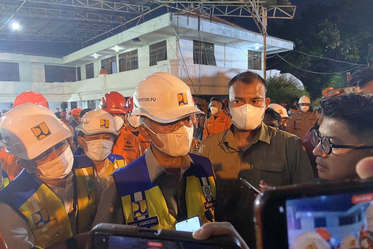 Menteri Pekerjaan Umum (PU) Dody Hanggodo meninjau lokasi ambruknya mushala Ponpes Al Khoziny, Buduran, Sidoarjo, Jawa Timur, Senin (6/10/2025). 