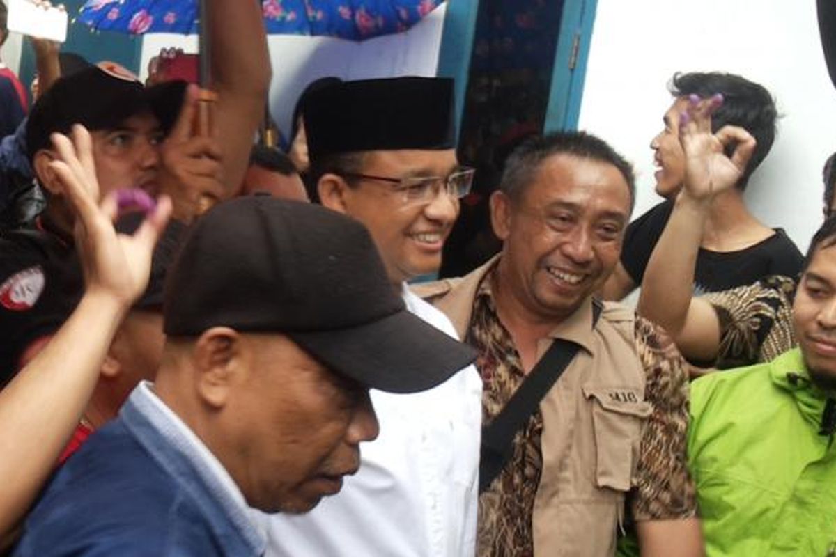 Calon gubernur DKI Jakarta nomor pemilihan tiga Anies Baswedan mendatangi permukiman warga di RT 7/RW 5 Kelurahan Kalibata, Pancoran, Jakarta Selatan, Minggu (19/2/2017) pagi. Ia datang saat tengah berlangsungnya pencoblosan ulang di tempat pemungutan suara (TPS) 29.