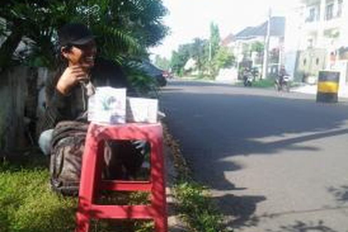 Edy, salah satu penyedia jasa penukaran uang  di kawasan Pondok Indah, Jakarta Selatan, Kamis (24/7/2014).