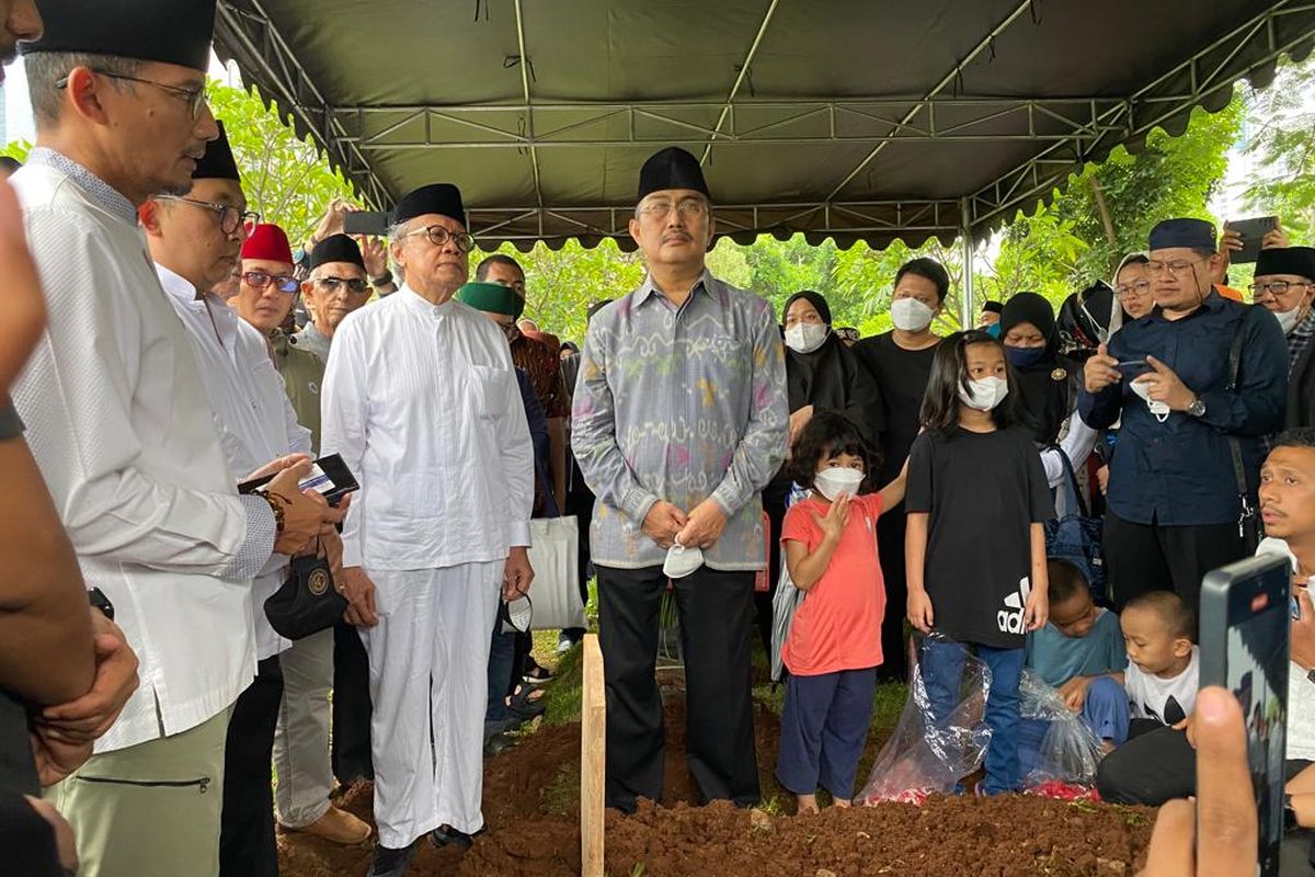 Sejumlah tokoh seperti Sandiaga Uno, Fadli Zon, Sylviana Murni, dan Fauzi Bowo menghadiri pemakaman Ridwan Saidi di TPU Karet Bivak, Jakarta Pusat. Mereka datang bersama rombongan pada Minggu (25/12/2022) sekitar pukul 16.17 WIB. 