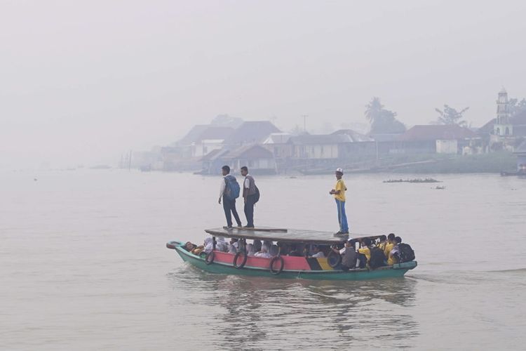 Kondisi cuaca di sungai Musi yang terpapar kabut asap akibat kebakaran hutan dan lahan, Selasa (17/92019). Akibat kondisi udara yang kian memburuk akibat kabut asap, Dinas Pendidikan kota Palembang pun akhirnya meliburkan aktivitas diseluruh sekolah yang terkena dampak.