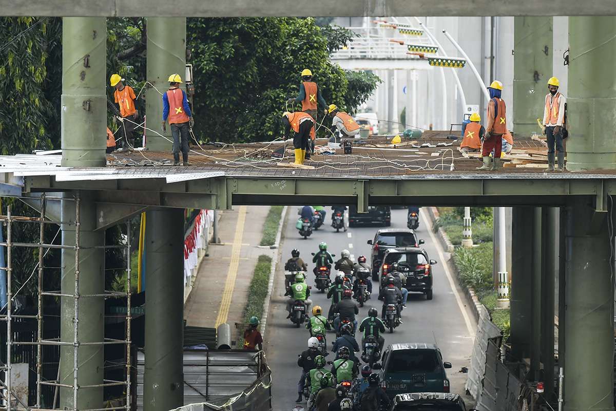 Pekerja menyelesaikan pembangunan skybridge di Halte TransJakarta Centrale Stichting Wederopbouw (CSW) koridor 13, Jakarta, Rabu (8/7/2020). Skybridge atau Jembatan Penyeberangan Multiguna (JPM) yang akan terintegrasi antara Stasiun MRT ASEAN dengan Halte TransJakarta CSW tersebut ditargetkan rampung pada akhir 2020.