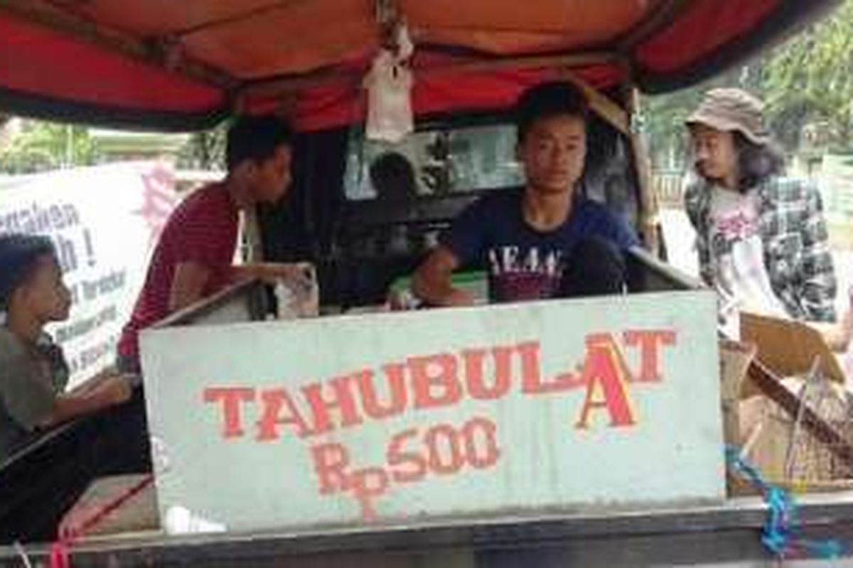 Penjual Tahu Bulat di Kecamatan Cibinong, Kabupaten Bogor.