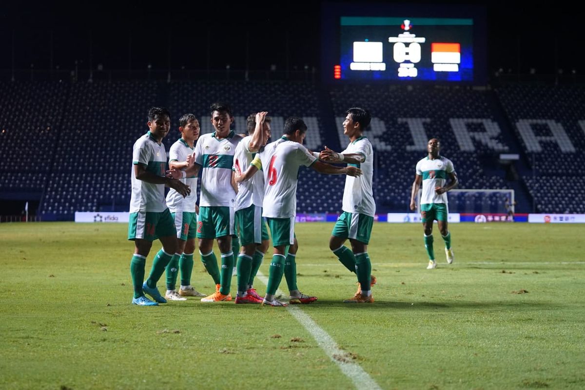 Pemain timnas Indonesia merayakan gol Egy Maulana Vikri pada laga leg kedua play-off Kualifikasi Piala Asia 2023 melawan Taiwan di Chang Arena, Buriram, Thailand, Senin (11/10/2021).