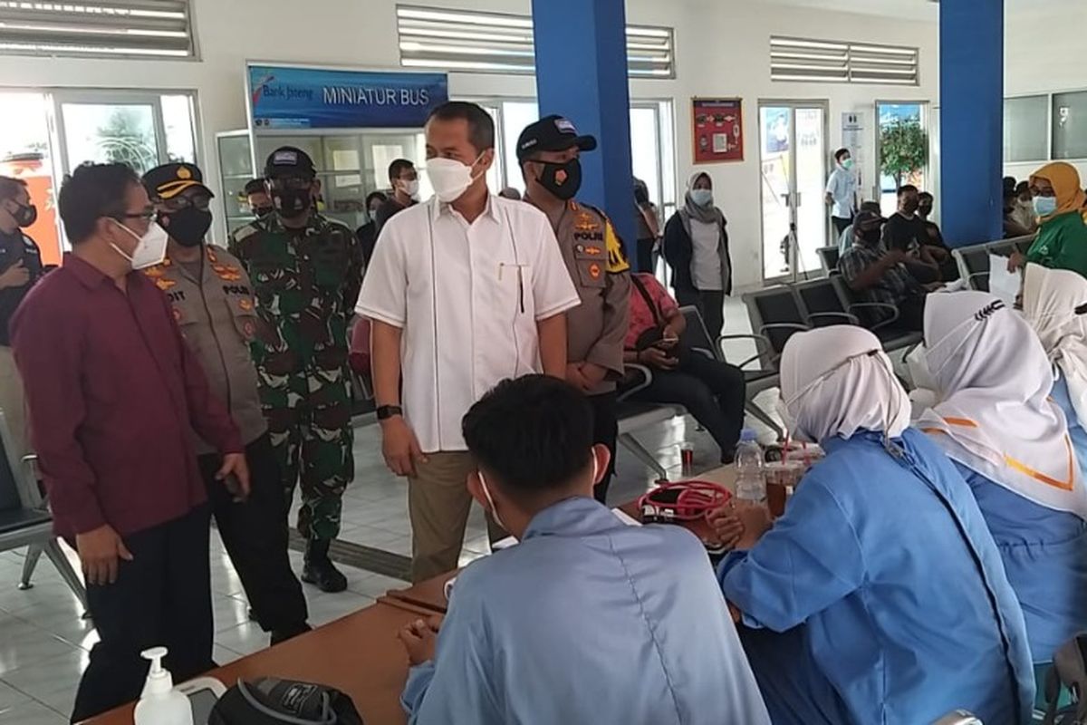 PANTAU?Bupati Wonogiri, Joko Sutopo (baju putih) memantau jalannya vaksinasi Covid-19 di Terminal Giri Adipura Wonogiri beberapa waktu lalu.