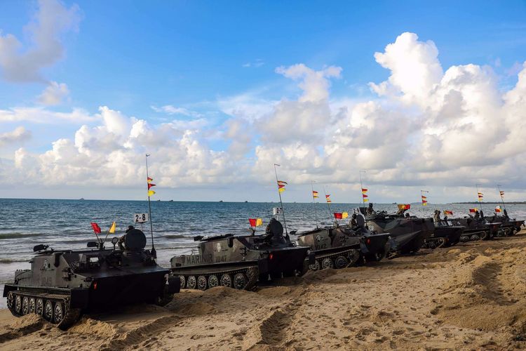 Pendaratan tank amfibi jenis LVT di Pantai Todak, Dabo Singkep, Provinsi Kepulauan Riau, Jumat (24/7/2020). Latihan tersebut merupakan persiapan kegiatan manuvra lapangan (Manlap) Geladi Tugas Tempur Tingkat III (L-3) Koarmada I, Latihan Pendaratan Amfibi, dan Pengangkatan Kasal Sebagai Warga Kehormatan Korps Marinir di Pantai Todak Dabo Singkep, Kepulauan Riau pada 22 - 28 Juli 2020.