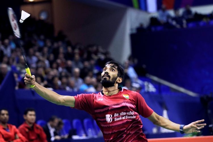 Pebulu tangkis tunggal putra India, Srikanth Kidambi, bertarung melawan pemain Jepang, Kenta Nishimoto, dalam pertandingan final Perancis Terbuka Superseries di Coubertin Stadium, Paris, Minggu (29/10/2017).