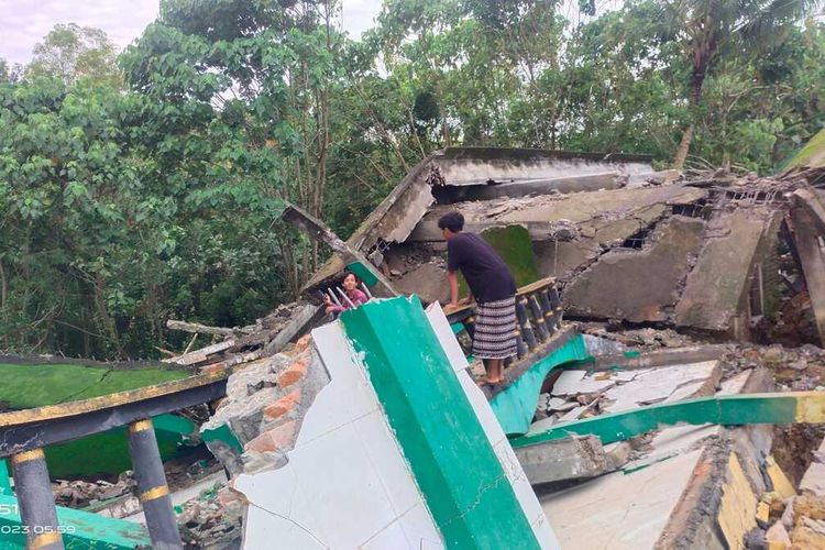 Madrasah milik Yayasan Attadomunul Islam Al Baidawi di Desa Pelanggaran Barat, Kecamatan Banyuates, Kabupaten Sampang, saat ini sudah ambruk akibat pergeseran tanah setelah diguyur hujan deras selama sepekan terakhir.