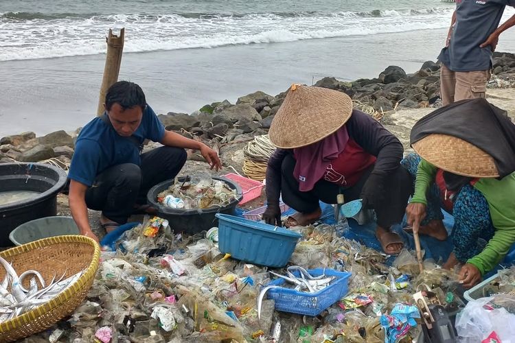 Ironi Wisata Pangandaran, Sampah Laut Tak Hanya Kotori Pesisir tapi Juga Ancam Rezeki Nelayan