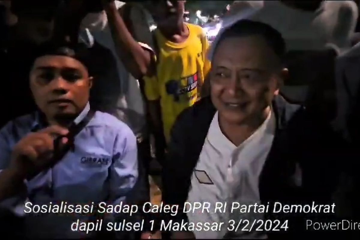 Potonga Video Syarifuddin Daeng Punna atau akrab disapa Sadap (Baju Putih) Caleg DPR RI dari Dapil Sulsel I dari Partai Demokrat saat membagi-bagikan uang kepada warga Kota Makassar di Pantai Losari (Panlos) Sabtu (3/2/2024)
