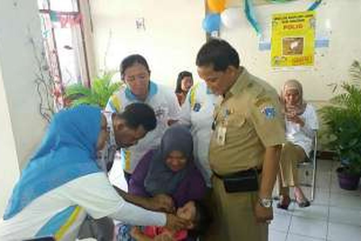 Salah seorang anak saat di imunisasi di Balai RW 02 Kelurahan Gelora, Tanah Abang, Jakarta Pusat pada Selasa (8/3/2016). Ini berkaitan dalam rangka Pekan Imunisasi Nasional (Pin) polio yang diselenggarakan pada tanggal 8-15 Maret 2016.