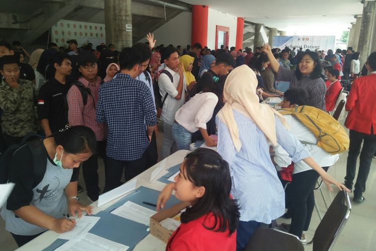 Mahasiswa Universitas Tadulako Palu mendaftar untuk kuliah sementara di Universitas Hasanuddin Makasssar,  Jumat (19/10/2018).