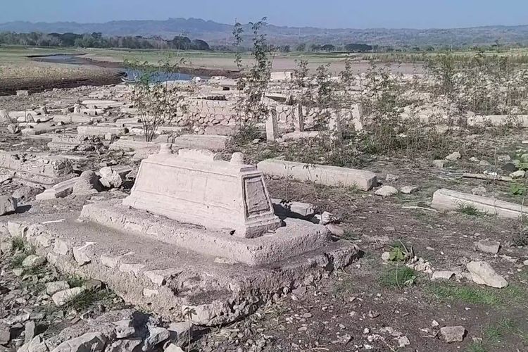 MAKAM KUNO-- Surutnya air Waduk Gajah Mungkur (WGM) memunculkan kembali makam kuno dan kuburan orang-orang PKI di Kecamatan Wuryantoro, Kabupaten Wonogiri, Jawa Tengah. Tampak makam kuno bermunuculan setelah air WGM surut sejak sebulan lalu.