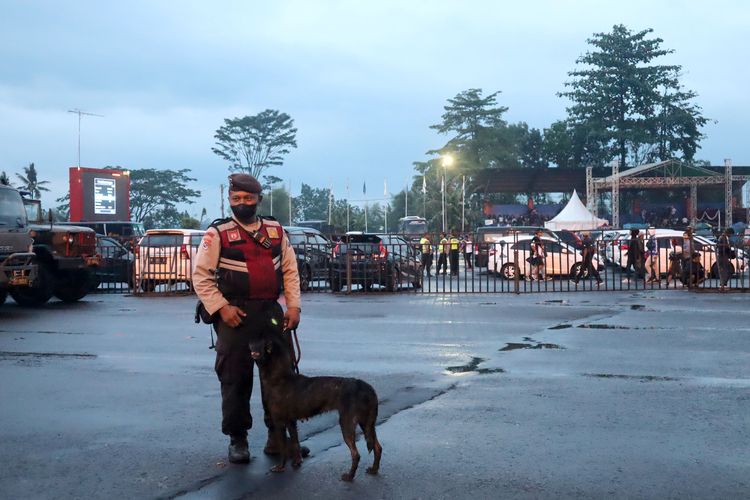 Seorang keamanan sedang bertugas di pertandingan pekan ke-11 Liga 1 2022-2023 yang berlangsung di Stadion Kanjuruhan Kepanjen, Kabupaten Malang, Sabtu (1/10/2022) malam.