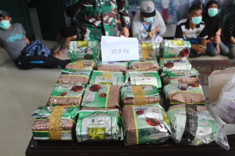 Barang bukti 20,8 kg narkoba milik WNA China Indera Ling yang berhasil diamankan Satgas Pamtas RI - Malaysia Yonif 621/Manuntung di depan Pos Labang Lumbis Nunukan