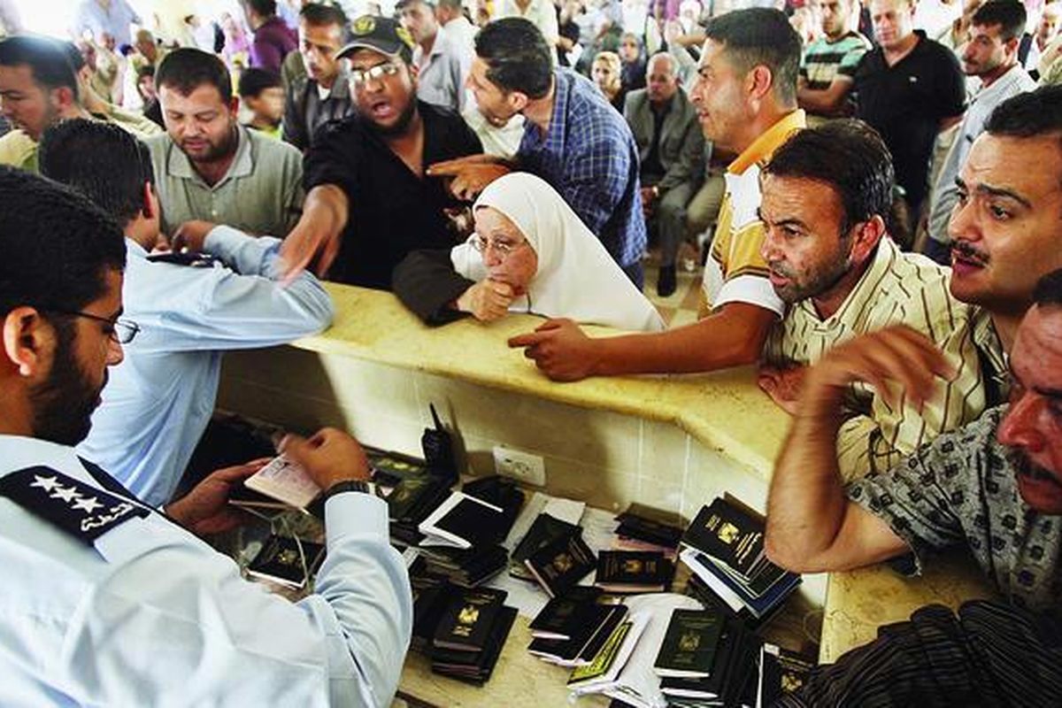 Sejumlah warga Palestina yang hendak menuju Mesir menunggu para polisi Hamas memeriksa paspor di  gerbang Rafah, Jalur Gaza, Selasa (8/6). Pada hari Rabu, Israel juga mengizinkan masuk makanan dan minuman ke Jalur Gaza.