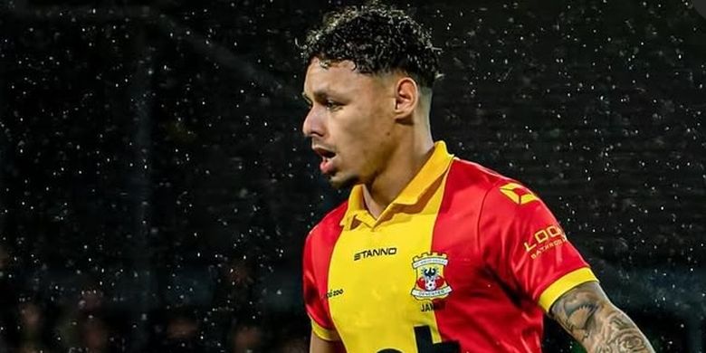 Dean James kala membela klub Belanda, Go Ahead Eagles dalam musim kompetisi 2024-2025. Dean akan dinaturalisasi menjadi WNI.