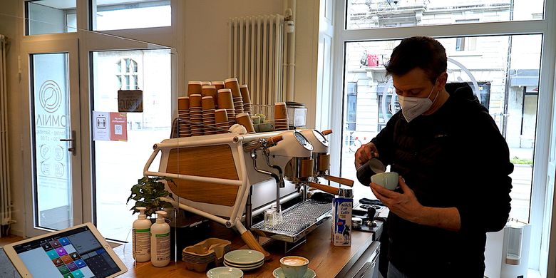 Martin Ponti, a man from Switzerland who has studied Indonesian coffee for 20 years, is making cappuccino in his shop. Together with Alista and Adam Ponti, he founded the first Indonesian warkop in Zurich, Switzerland, which he named Omnia Coffee.