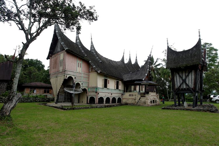 Rumah Gadang di Nagari Limo Kaum, Kecamatan Limo Kaum, Kabupaten Tanah Datar, Sumatera Barat, Minggu (19/2/2012). Arsitektur bangunan rumah tradisional ini mengadaptasi arsitektur tahan gempa.