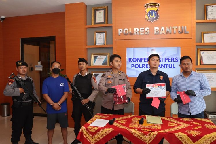 Tersangka dugaan pelecehan seksual atlet AS (kaos biru) saat diamankan di Mapolres Bantul. Selasa (28/3/2023)