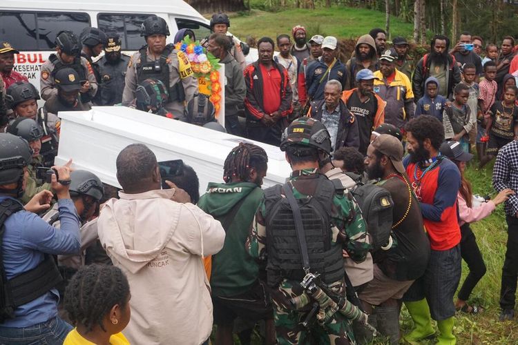 Proses pemakaman Beby Tabuni yang menjadi salah satu dari delapan pekerja PT. PTT yang tewas diserang KKB di Beoga, Ilaga, Puncak, Papua, Selasa (8/3/2022)