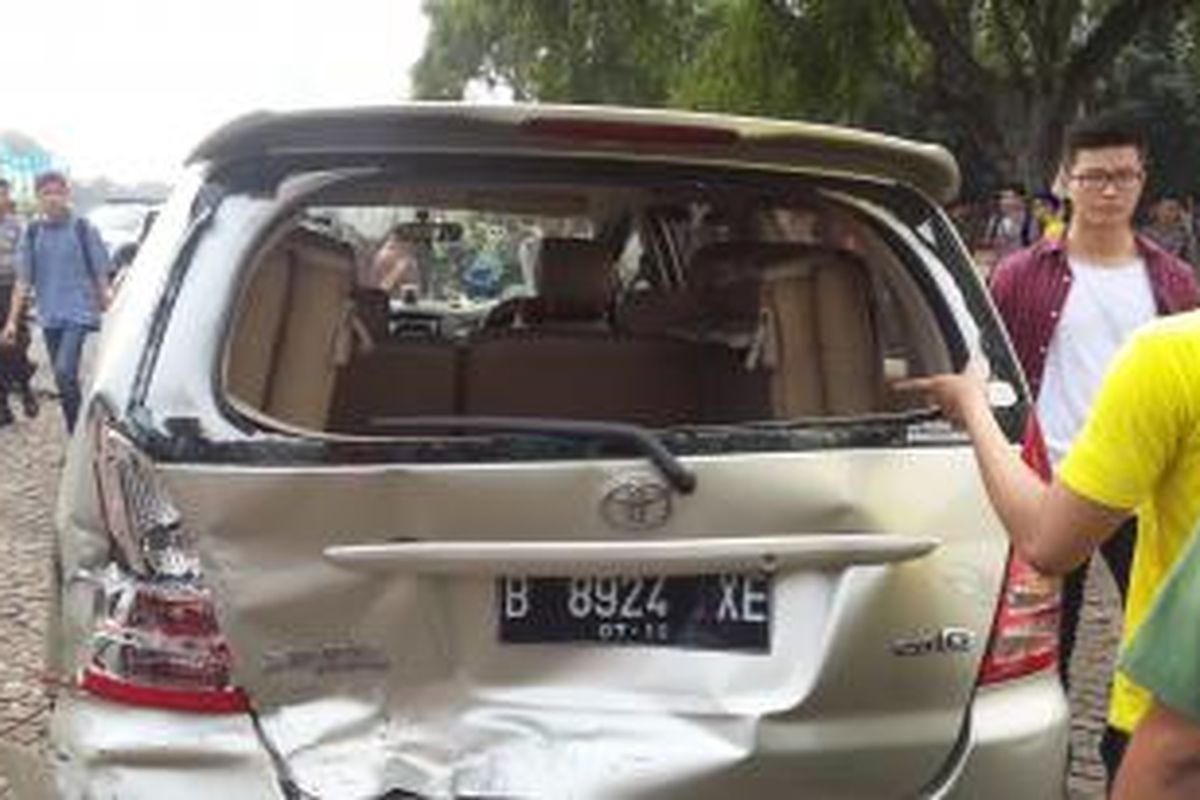 Kijang Innova yang ditabrak mobil polisi di Monas, Jakarta, Jumat (12/6/2015).