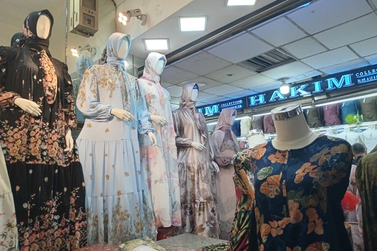 Koleksi baju gamis model plisket yang dipajang di dalam salah satu toko di Blok B Pasar Tanah Abang, Jakarta Pusat, Kamis (4/4/2024).