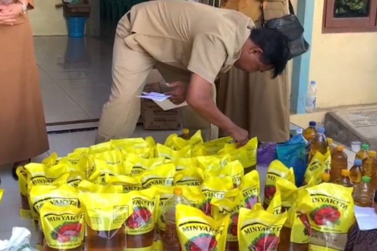 Diduga Berbau Solar, Warga Demak Kembalikan Ribuan Minyakita Bantuan Pemerintah