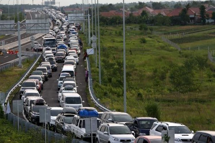 Kendaraan mengular 18 kilometer di Tol Pejagan-Pemalang ruas Pejagan Brebes Timur, Jumat (1/7/2016).