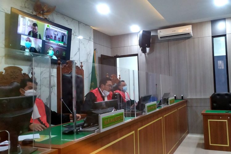 Lukas Lucky Ngalngola alias Bruder Angelo dituntut 14 tahun penjara atas perkara kekerasan seksual terhadap anak Panti Asuhan Kencana Bejana Rohani Depok, pada Senin (13/12/2021) 