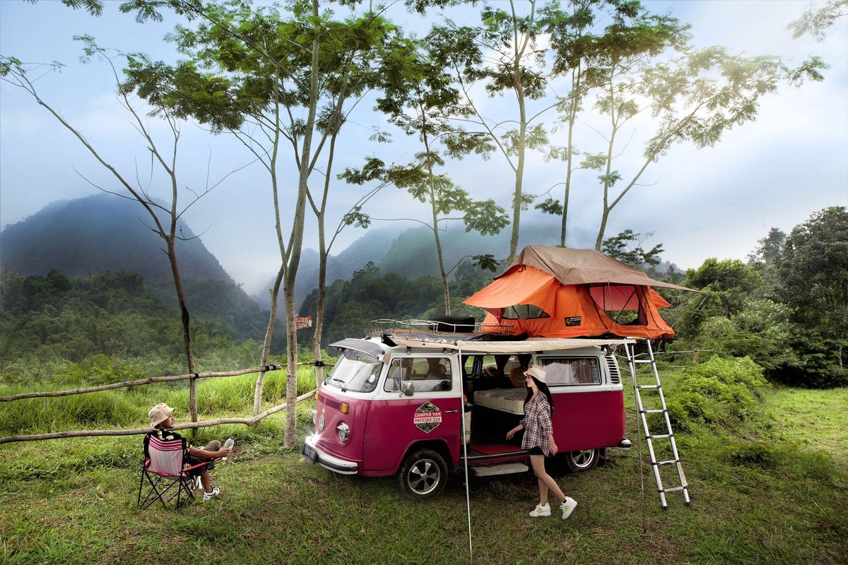 Ilustrasi liburan dengan campervan. 