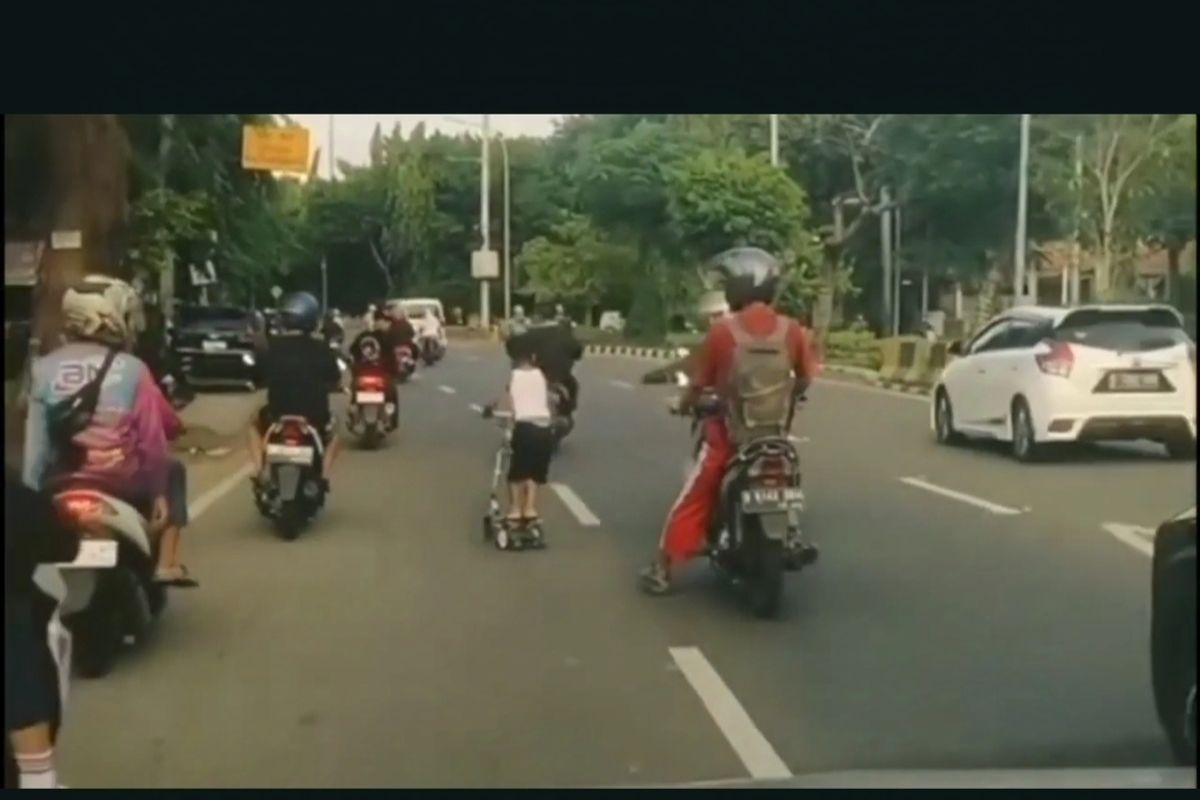 Bocah Bersinglet Putih Nekat Main Skuter di Tengah Jalan Dr Sumarmo Cakung