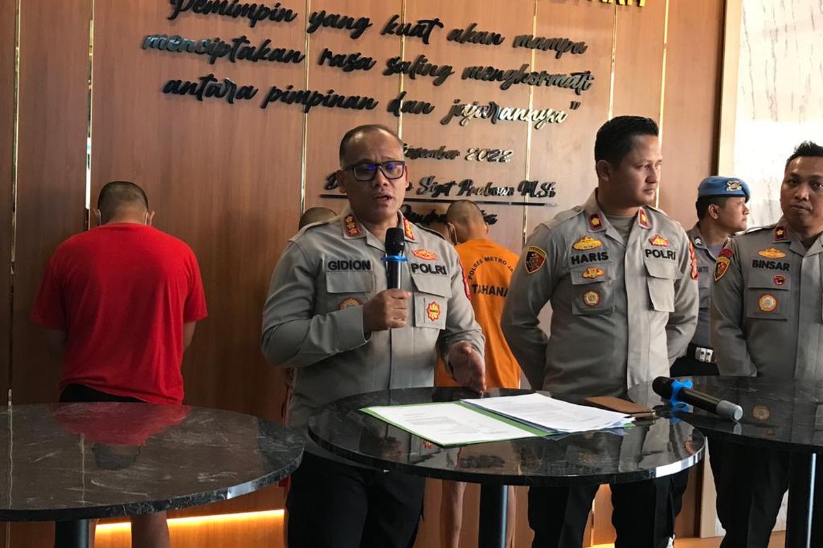 Kapolres Metro Jakarta Utara Kombes Pol Gidion Arif Setyawan saat menjelaskan mengenai tiga remaja yang ditangkap pihaknya karena hendak menjual celurit untuk tawuran.