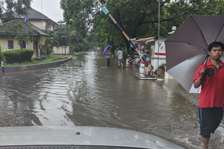 Perumahan Permata Bekasi 2 turut terendam banjir sepaha atau sekitar 70 sentimeter.