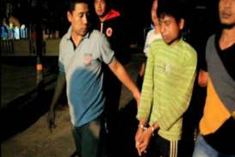 Asdar (28), pelaku pembunuhan dua pemuda di Sappu, Desa Tinambung, Kecamatan Pamboang, Kabupaten Majene, awal Mei lalu, akhinrya ditangkap aparat kepolisan polres majene, di tempat persembunyiannya di sebuah dusun terpencil di Mamuju utara, Senin dinihari (23/5).