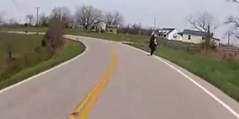 Biker terjungkal setelah melibas tikungan dengan teknik yang salah.