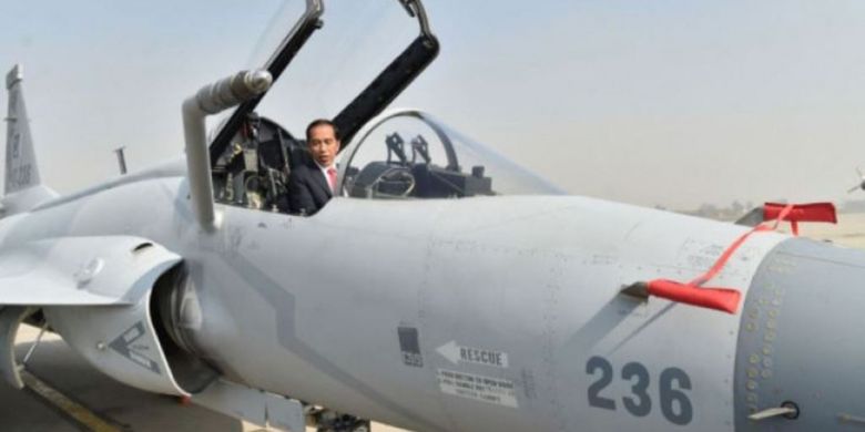 Presiden Joko Widodo menyempatkan diri naik ke kokpit pesawat tempur JF-17 Thunder hasil kerja sama industri kedirgantaraan Pakistan dengan Tiongkok di Pangkalan Udara Nur Khan, Islamabad, Pakistan, Sabtu, sebelum melanjutkan perjalanan ke Bangladesh. 