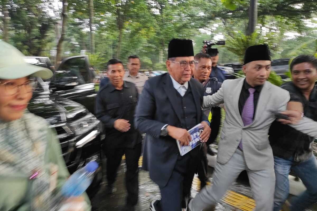 Pimpinan pondok pesantren (Ponpes) Al Zaytun Panji Gumilang memenuhi undangan tim investigasi terkait dugaan penyimpangan di Gedung Sate, Kota Bandung, Jawa Barat, Jumat (23/6/2023).