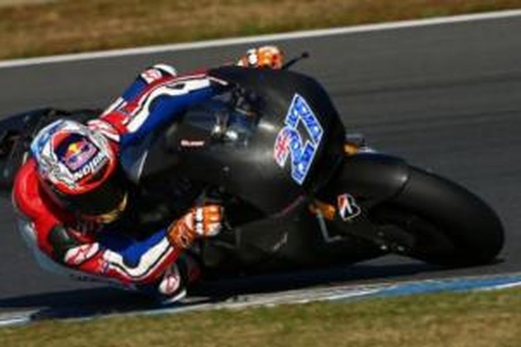 Pebalap Australia, Casey Stoner, membalap pada sesi uji coba Honda di Sirkuit Motegi, Jepang, 29-30 Oktober 2014. 